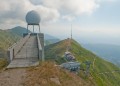 Die Radarstation auf dem Monte Lema; im Hintergrund das Bergrestaurant und die Bergstation der Seilbahn von Miglieglia