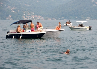 Motorbootfahren, das heisst vor allem auch Sonnenbaden und Schwimmen