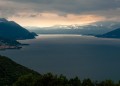 Bedeckter Himmel über Luino, letzte Sonnenstrahlen über Stresa am Südende des Sees