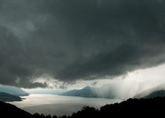 Regenwolken über dem See können dramatische Stimmungen erzeugen