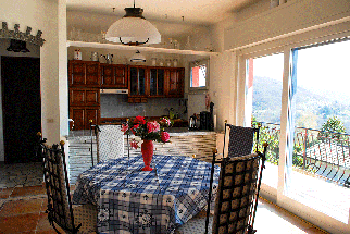 Die Küche mit breiter Theke ist in den Wohnraum integriert, ideal fürs Ferienleben.