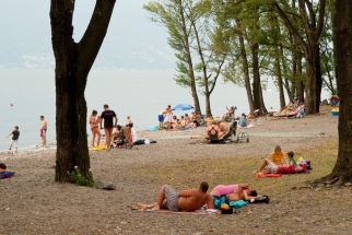 Öffentlicher Park am Seeufer in Maccagno, für Jung und Alt